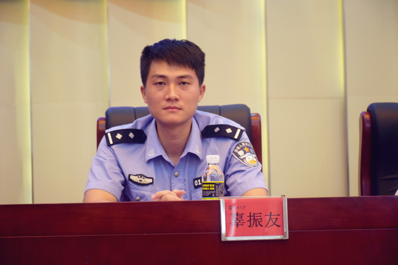 3aa22b656ebdf6a09e3edc30b12b06da.jpg 05辜振友警官.jpg